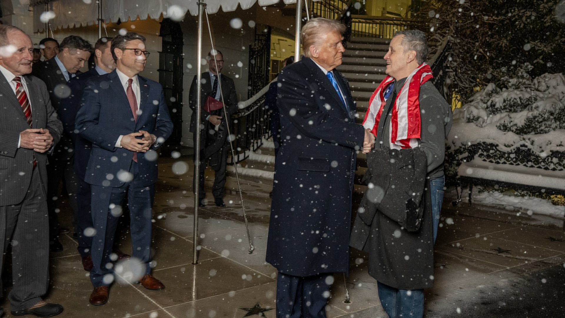 特朗普冒着大雪亲自迎接被俄罗斯拘禁三年半的毒贩回国