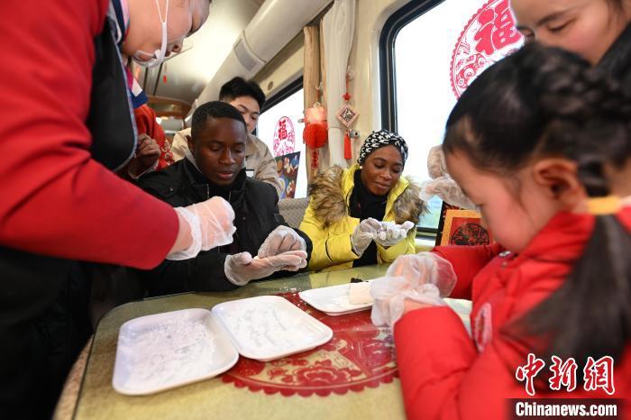 （新春见闻）重庆：中外旅客在铁路列车上庆元宵佳节