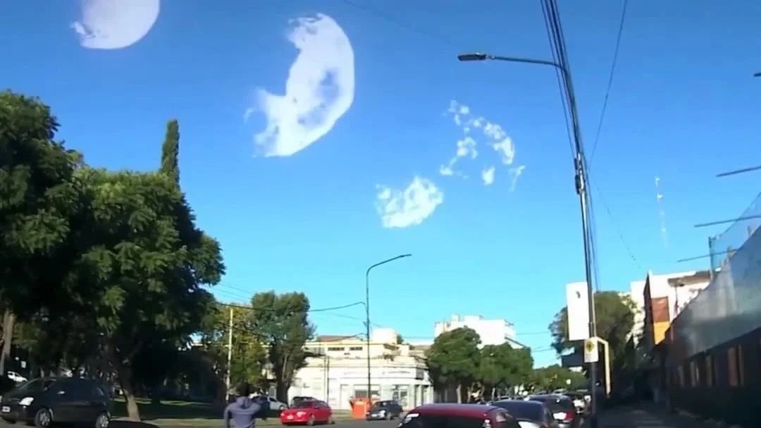 哇！看天，那是什么？近地小行星吗？