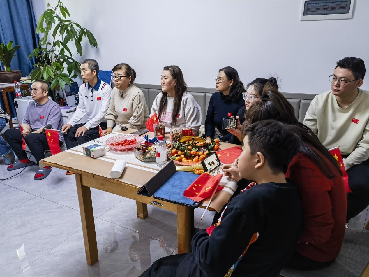 范可新的家人正在观看比赛