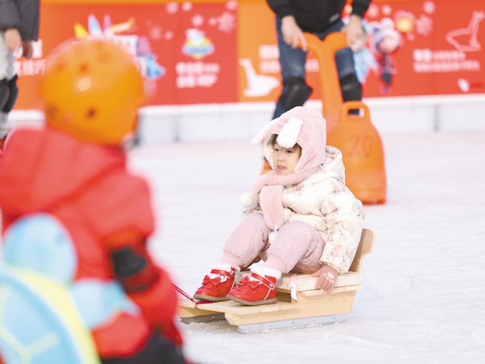 “户外在河北”廊坊市首届促消费冰雪嘉年华活动。