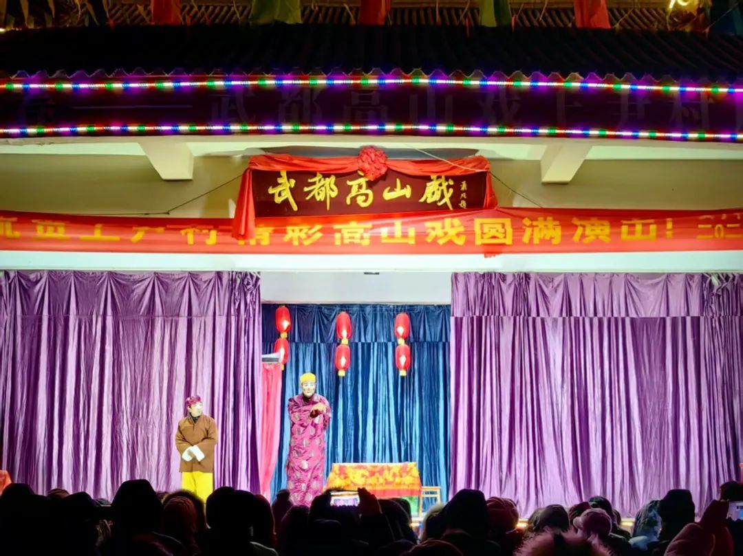 ▲2月12日,农历正月十五晚,鱼龙镇上尹村高山戏“演故事”。杨丽君 摄