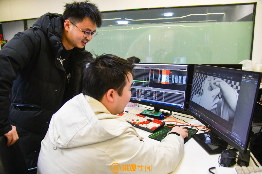 胡雪良与同事对《哪吒2》的特效进行打磨