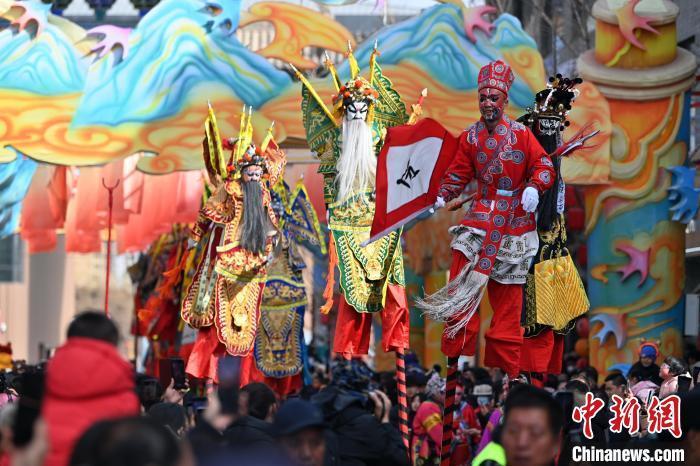 2月12日,甘肃兰州老街,高跷表演吸引民众驻足观赏。当日是农历正月十五元宵节,兰州老街举行丰富多彩的社火展演,迎接元宵节的到来。中新社记者 九美旦增 摄
