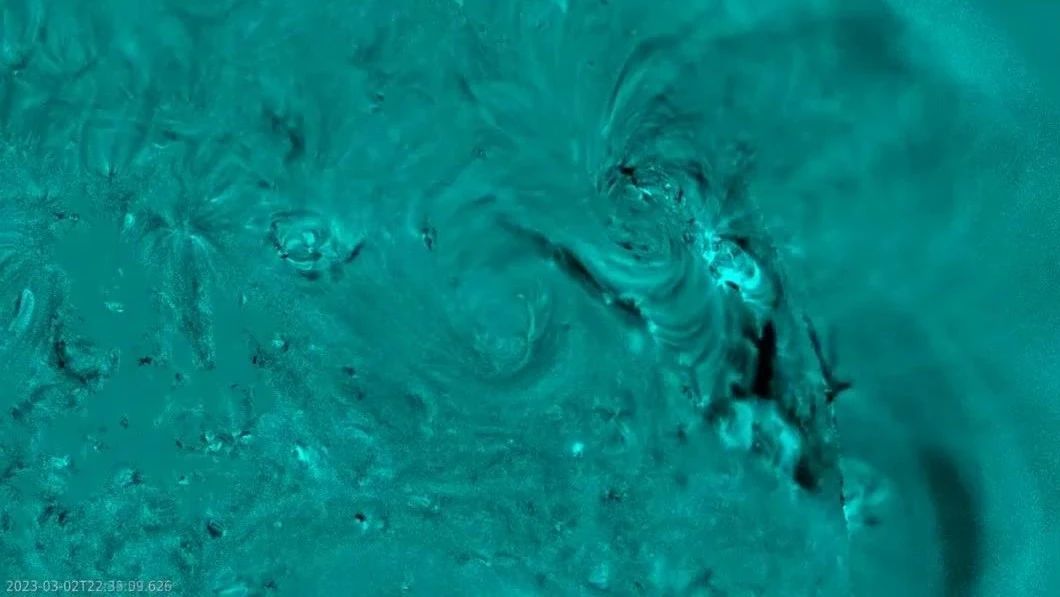 喷发了！这就是太阳耀斑，很是壮观