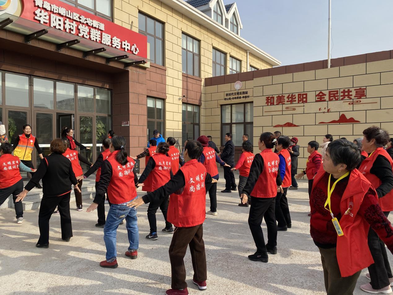 华阳村清风书院培训班学员们一起做拍打操