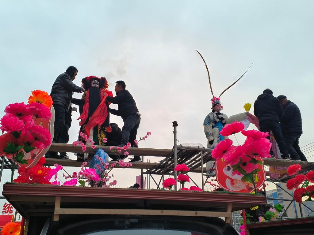庄浪县社火展演开始前，高抬手艺人正为演员进行绑扎、整理工作。新华社记者　王紫轩　摄
