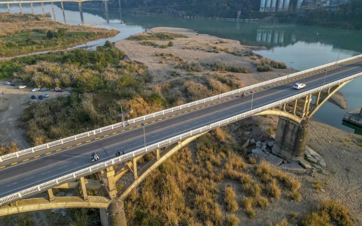 图 1年南充嘉陵江应号桥及周边
