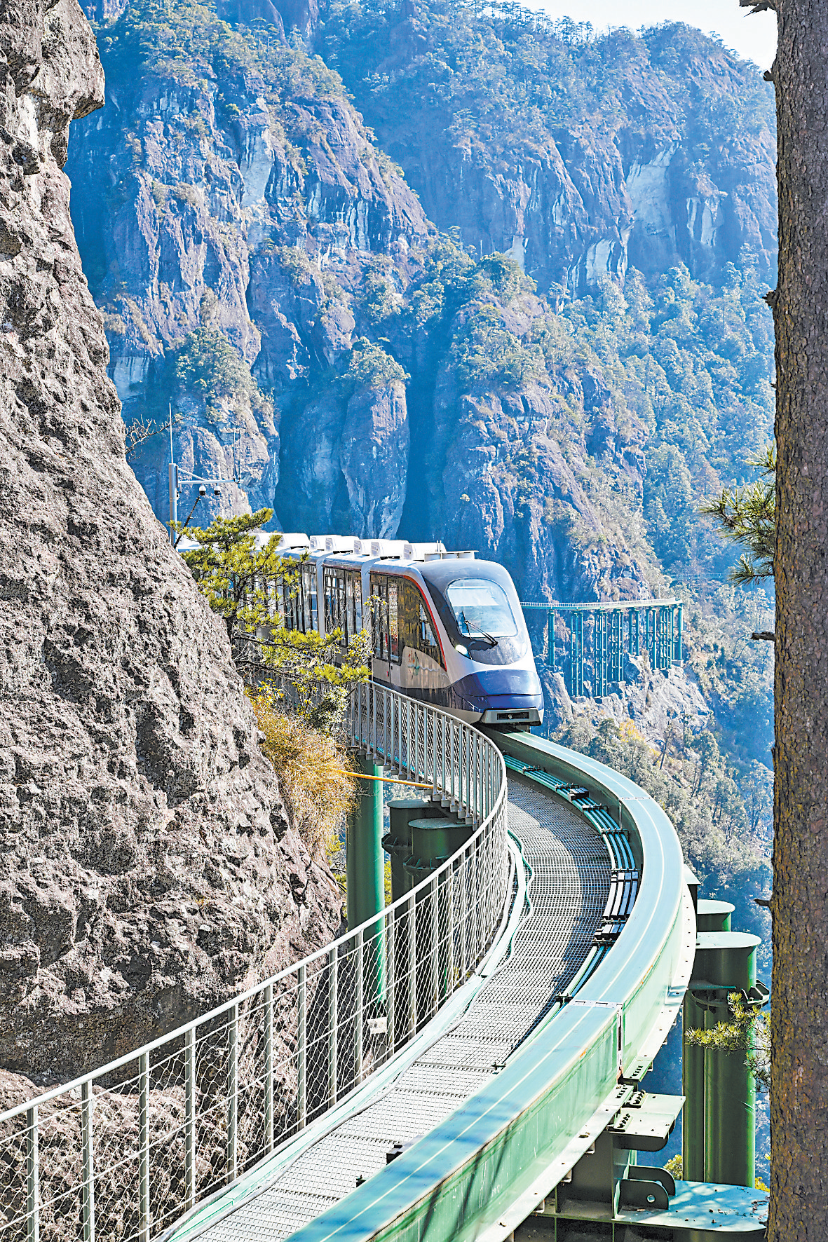 “悬崖动车”穿梭在崇山峻岭间。