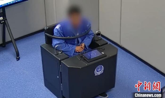 图为犯罪嫌疑人在接受警方审讯。上海市公安局普陀分局供图