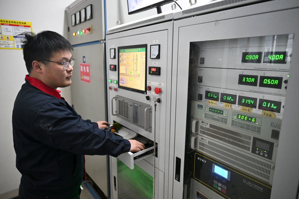 1月8日，在河南省科学院（沁阳）科创园，焦作同辐科技有限责任公司工作人员查看电子加速器系统运行状态。新华社记者 李嘉南 摄