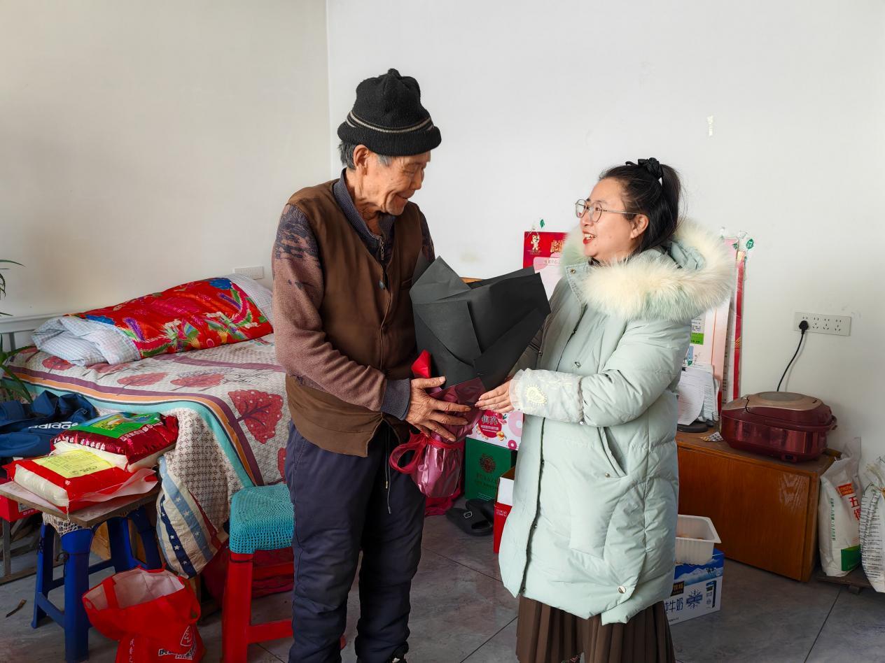 (虎林镇青年给独居老人送来草莓花束)