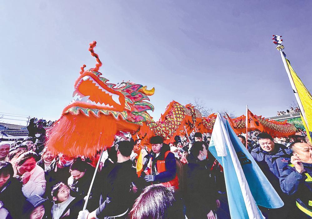 胜芳镇正月十五花会巡演活动现场热闹非凡。