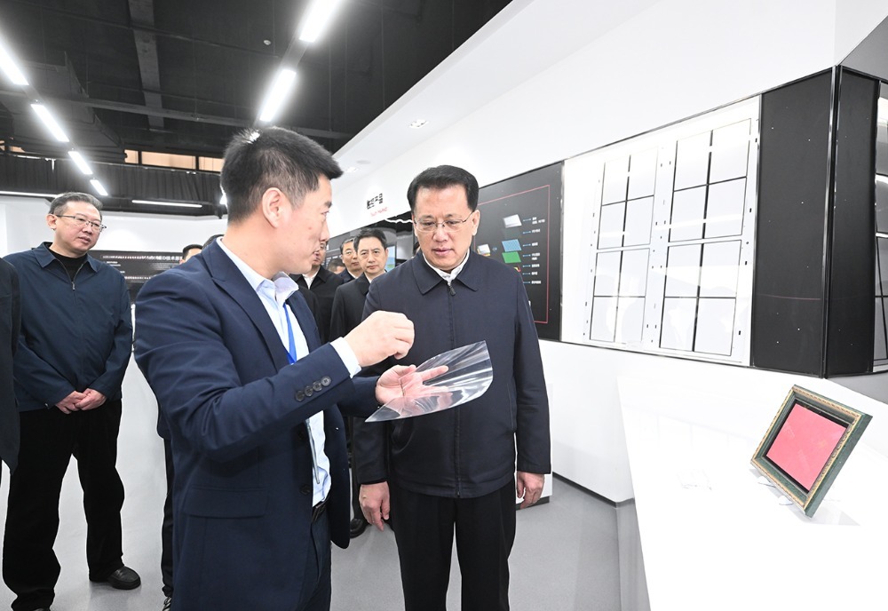 2月12日上午，在重庆莱宝科技有限公司，市委书记袁家军观看新产品展示。记者 苏思 摄
