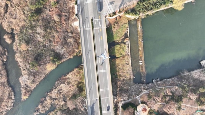 公路无人机正在开展全面巡检。李浩 摄