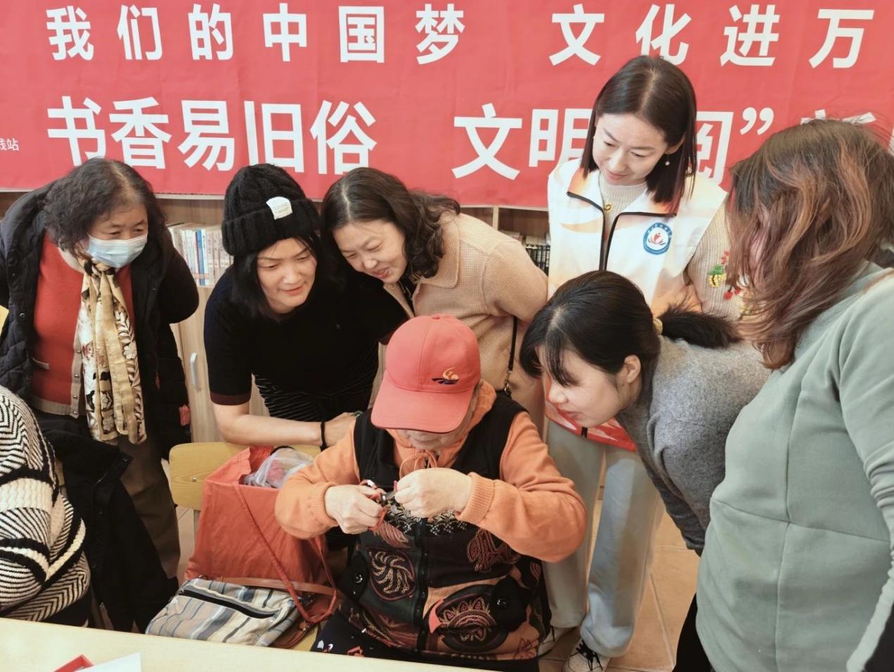 金家岭街道大埠东社区组织开展“纸艺风华 情暖社区”文化“两创”剪纸活动