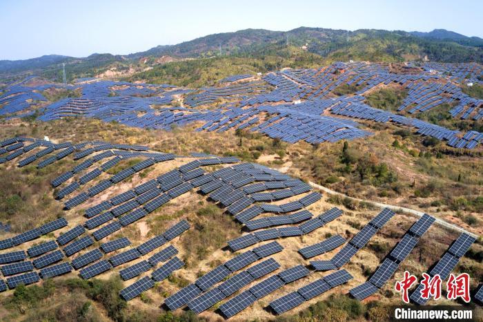 （新春见闻）航拍江西广昌山村光伏发电站：日照资源巧变产业资源