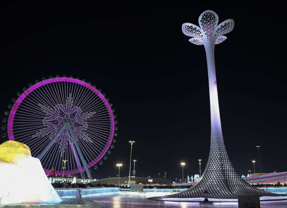 ↑闭幕式分会场上的主火炬熄灭。