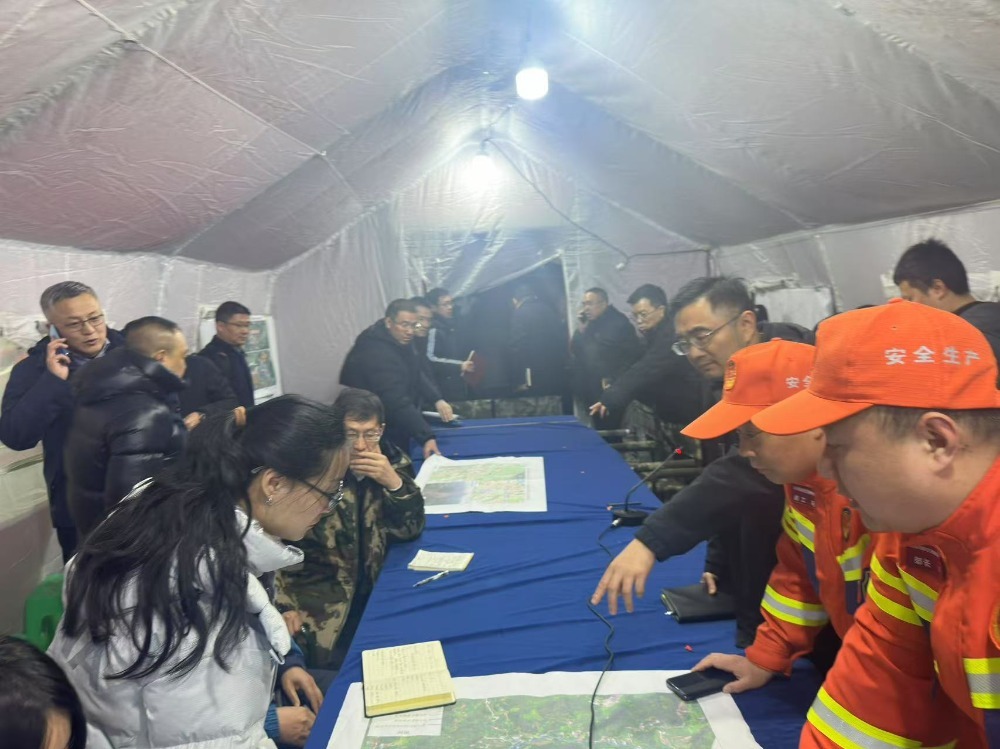 ▲国家隧道应急救援中国交建重庆队与现场抢险救援指挥部专家商讨监测方案。受访者供图