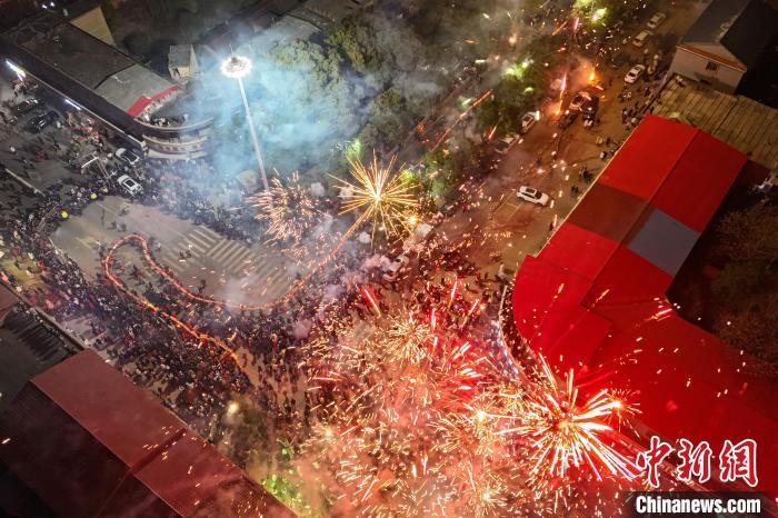 2月10日，石岗村传承了数百年的“板凳龙”正在闹元宵。(航拍图)熊昊 摄