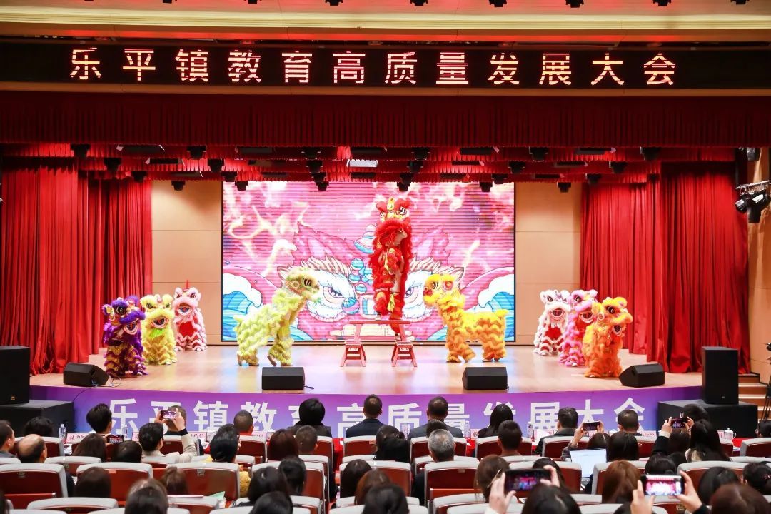 图：范湖小学和湖湾幼儿园的醒狮表演拉开了活动的精彩序幕