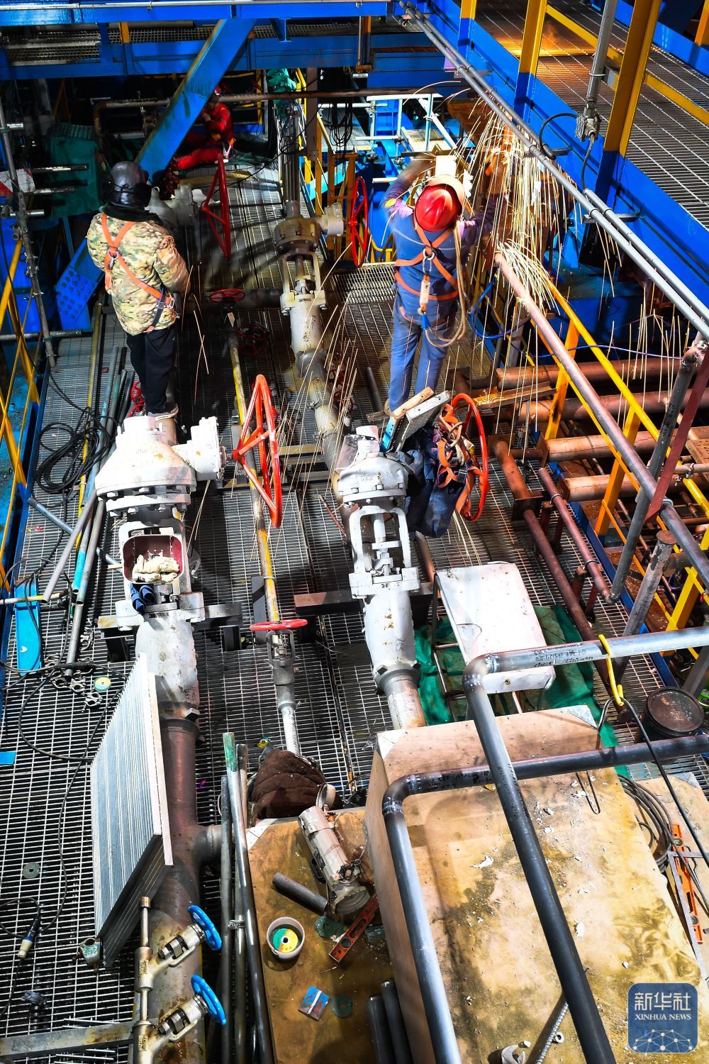 2月12日，工人在位于吉林省吉林市的中国石油吉林石化公司炼油化工转型升级项目120万吨/年乙烯装置建设现场施工作业。