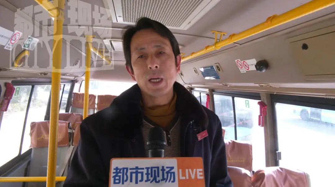 车上发现两个包 内有手机和7000元现金！南昌公交司机拾金不昧