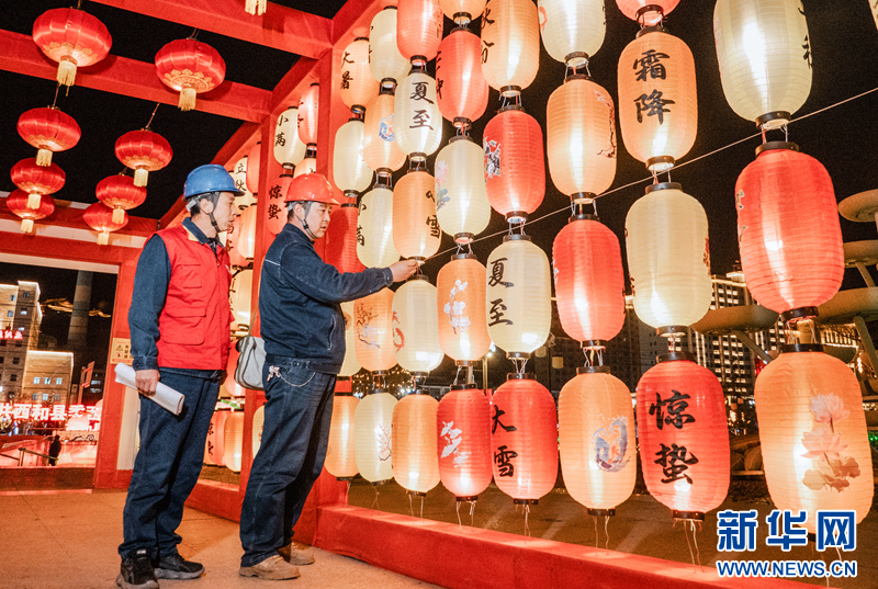 国网陇南供电公司员工进行元宵节保电特巡 新华网发(刘俊强 摄)