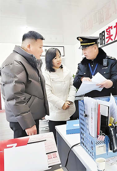 2024年12月，大名县卫生健康局执法人员现场指导企业健全完善职业病防护相关档案资料，对企业存在制度不健全的情况，落实“轻微免罚”，指导企业整改。 大名县司法局供图
