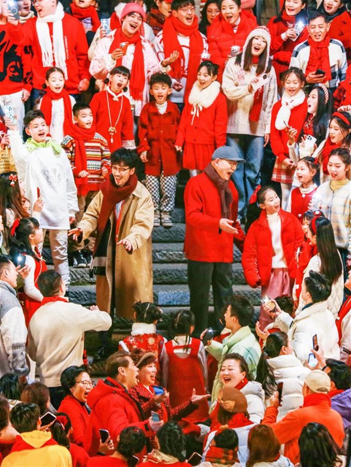 冯翔与周传雄在《汉阳门花园》录制现场(图源:武汉园博园微信公众号)