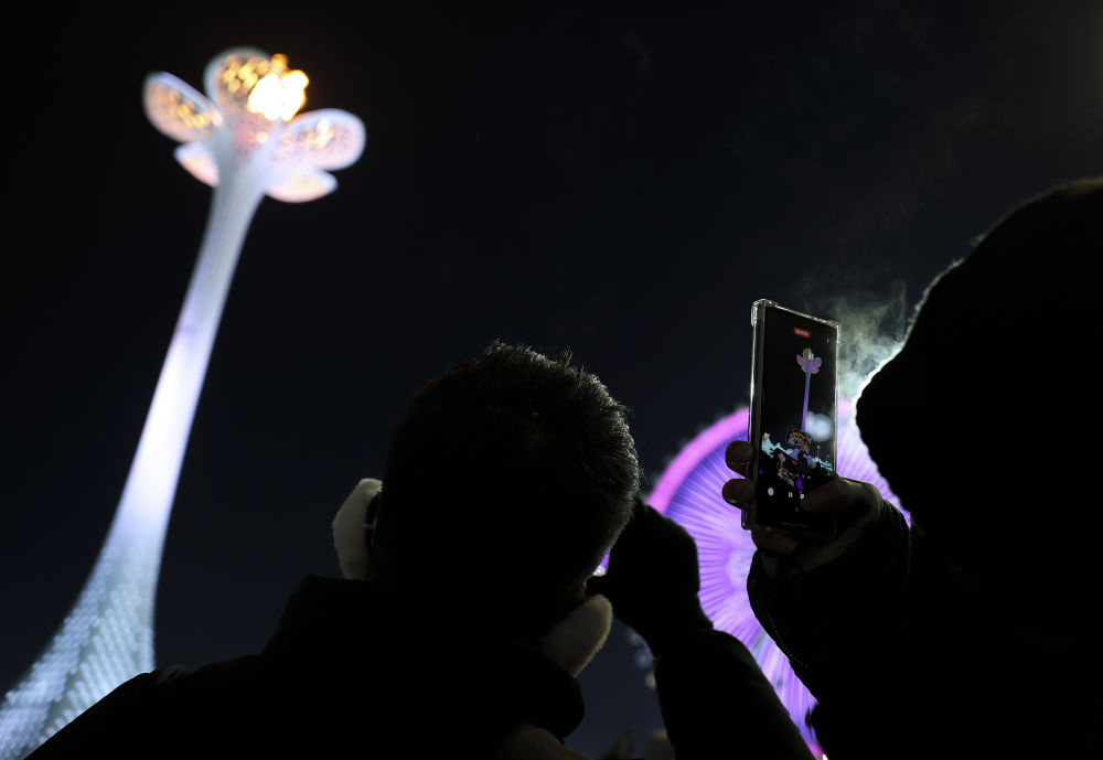 ↑观众在闭幕式分会场拍照留念。