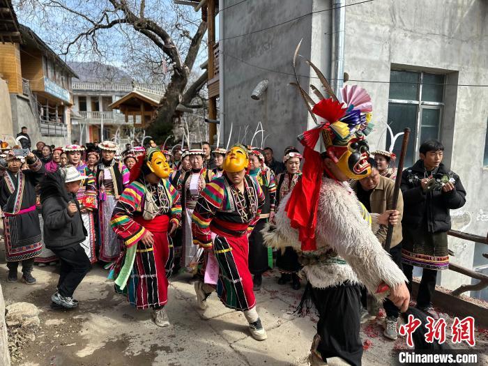 2月13日,甘肃陇南市文县铁楼藏族乡强曲村,村民扮演“池哥”“池母”转村祈福。中新社记者 闫姣 摄