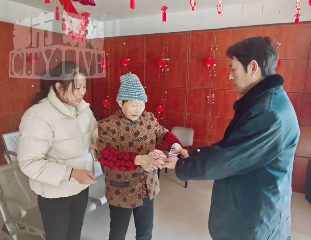 车上发现两个包 内有手机和7000元现金！南昌公交司机拾金不昧