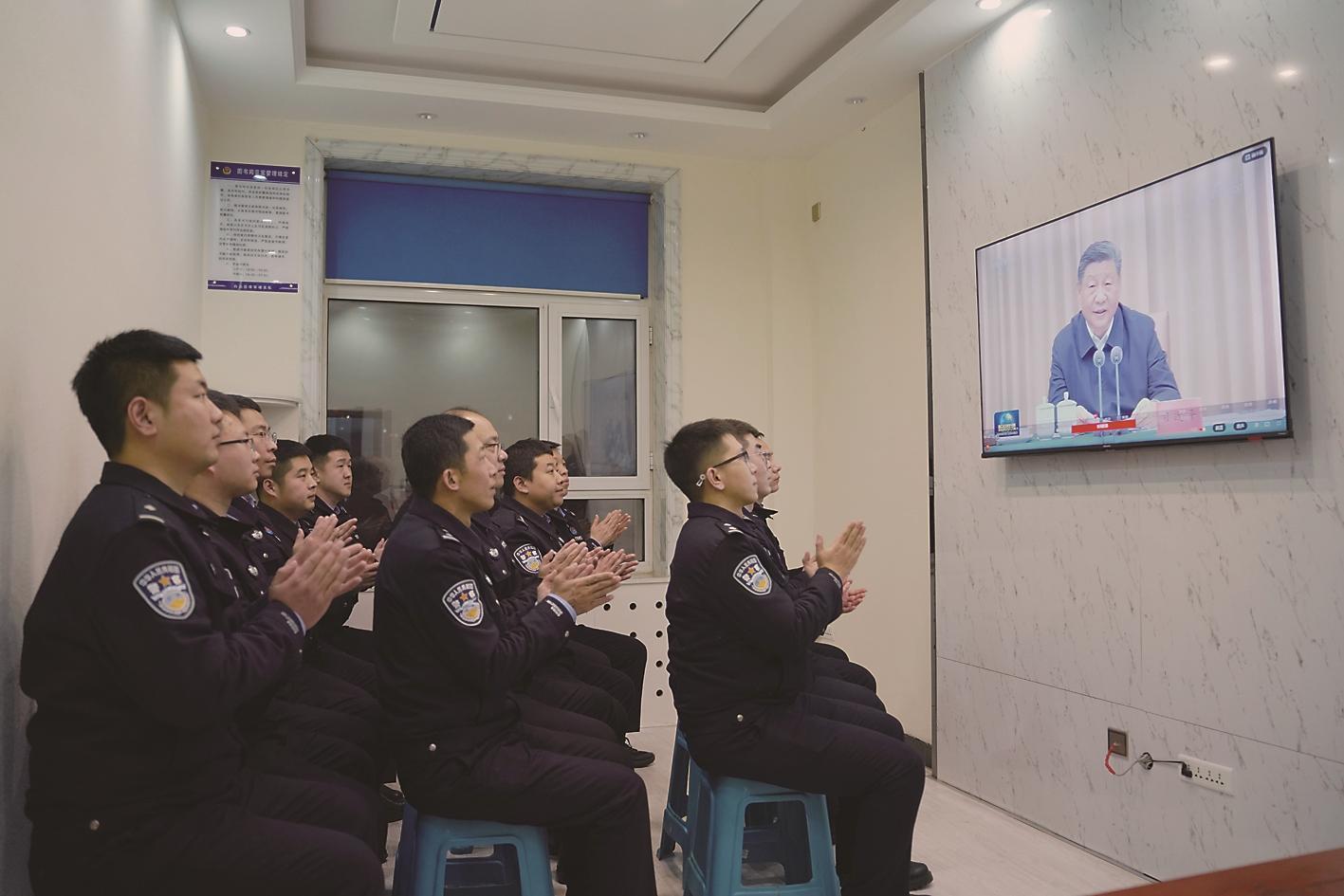 2月8日，习近平总书记听取吉林省委和省政府工作汇报，并发表重要讲话。吉林白山边境管理支队临江边境管理大队民警观看相关新闻报道。 赵文瑞 本报记者 钱文波 摄