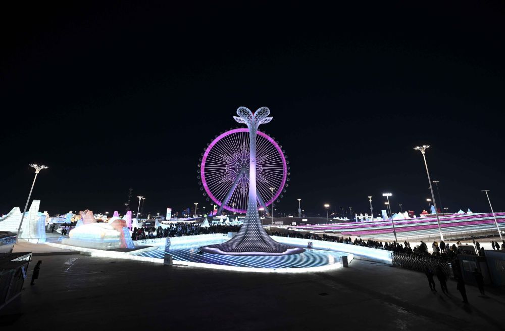 ↑闭幕式分会场上的主火炬熄灭。