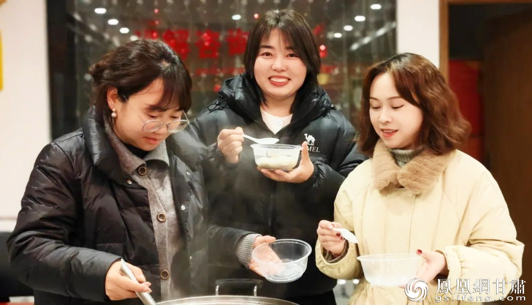 品尝美味汤圆,每个人脸上都洋溢着幸福的笑容。甘肃舟曲特大山洪泥石流抢险救援纪念馆供图