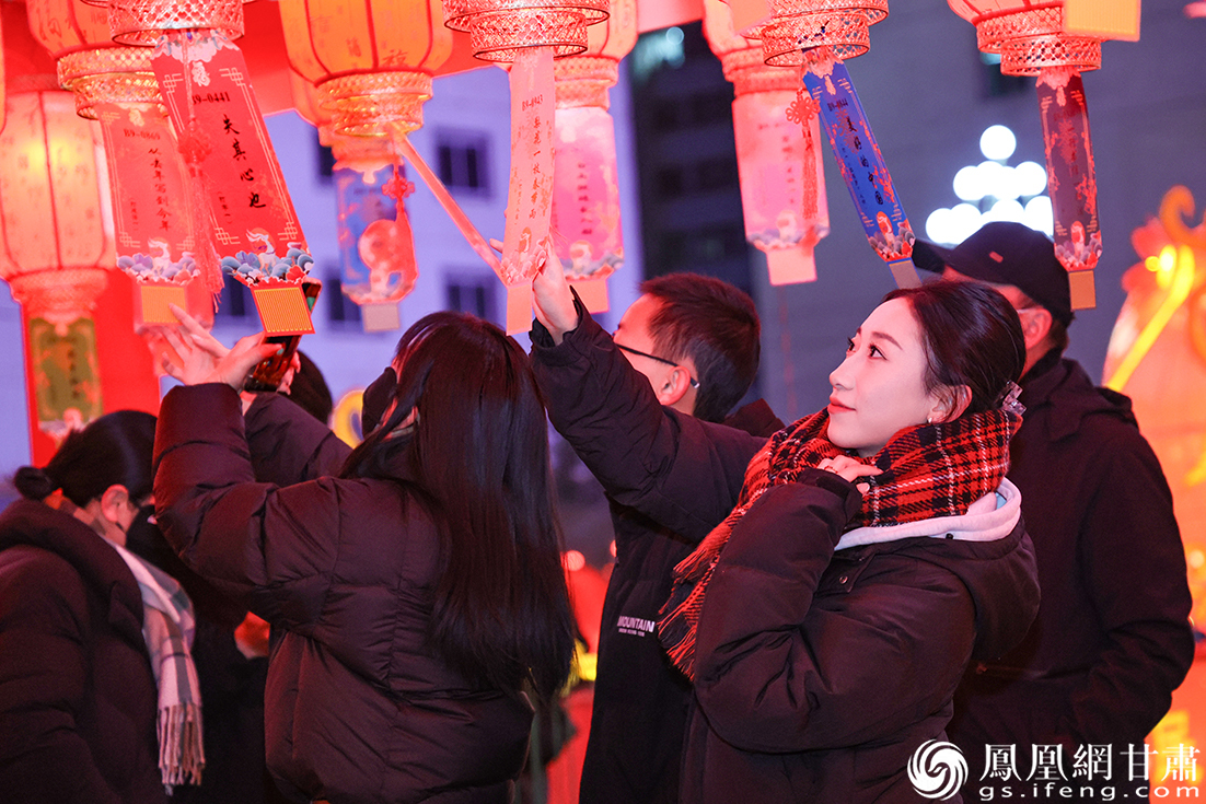 “万人扯绳”民俗活动期间，当地还组织了猜灯谜、烟花秀等娱乐项目。