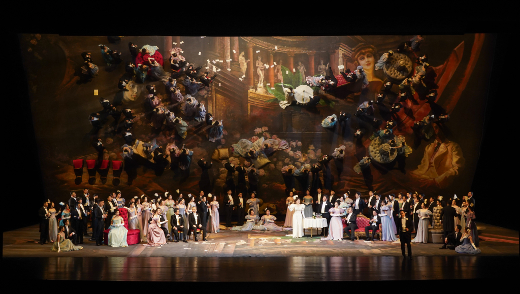 剧照舞台演出与上方镜画中的倒影互为表里，如梦似幻。