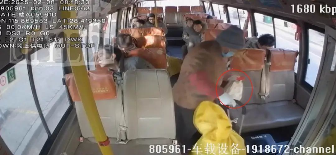 车上发现两个包 内有手机和7000元现金！南昌公交司机拾金不昧