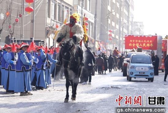 活动中,仪仗队要游遍东、西、南、北四街。净街之前,先由一位满面涂黑、反穿皮袄、腰系信铃、身背鸡毛信,俗称“毛神子”的信使。