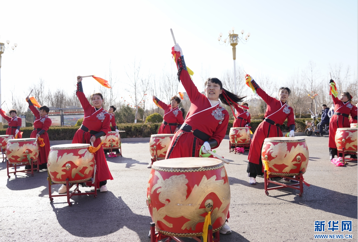 当地艺人进行鼓舞表演。新华网发 张博 摄
