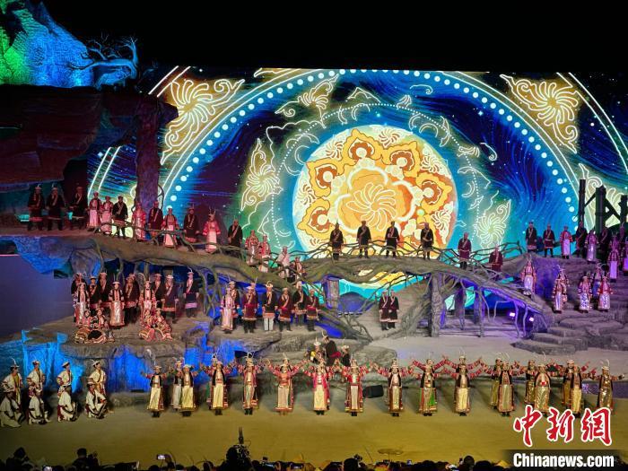 2月11日晚，甘肃陇南市文县，白马人以舞台歌舞形式，讲述其神话传说、生产生活故事。闫姣　摄