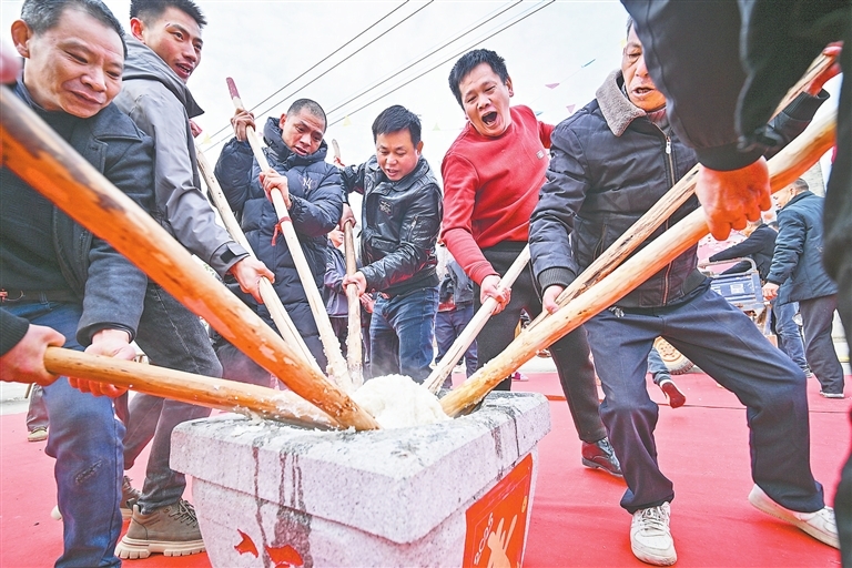 在新干县七琴镇东郭村打麻糍活动现场,村民手持杵杆高高举起、重重落下,浓浓的年味在人们心间蔓延。