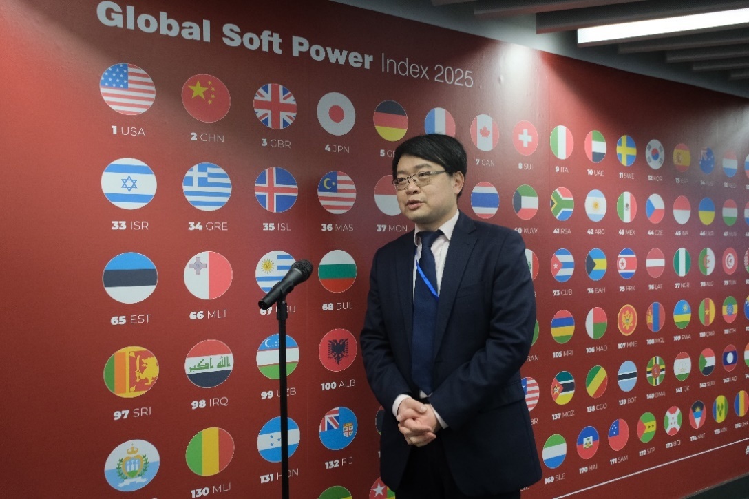 凤凰卫视驻英国首席记者曹劼就我国媒体传播的软实力对全球影响的议题发表观点
