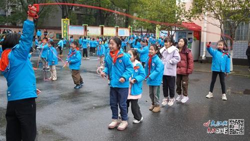 古南一小学生玩花样跳绳