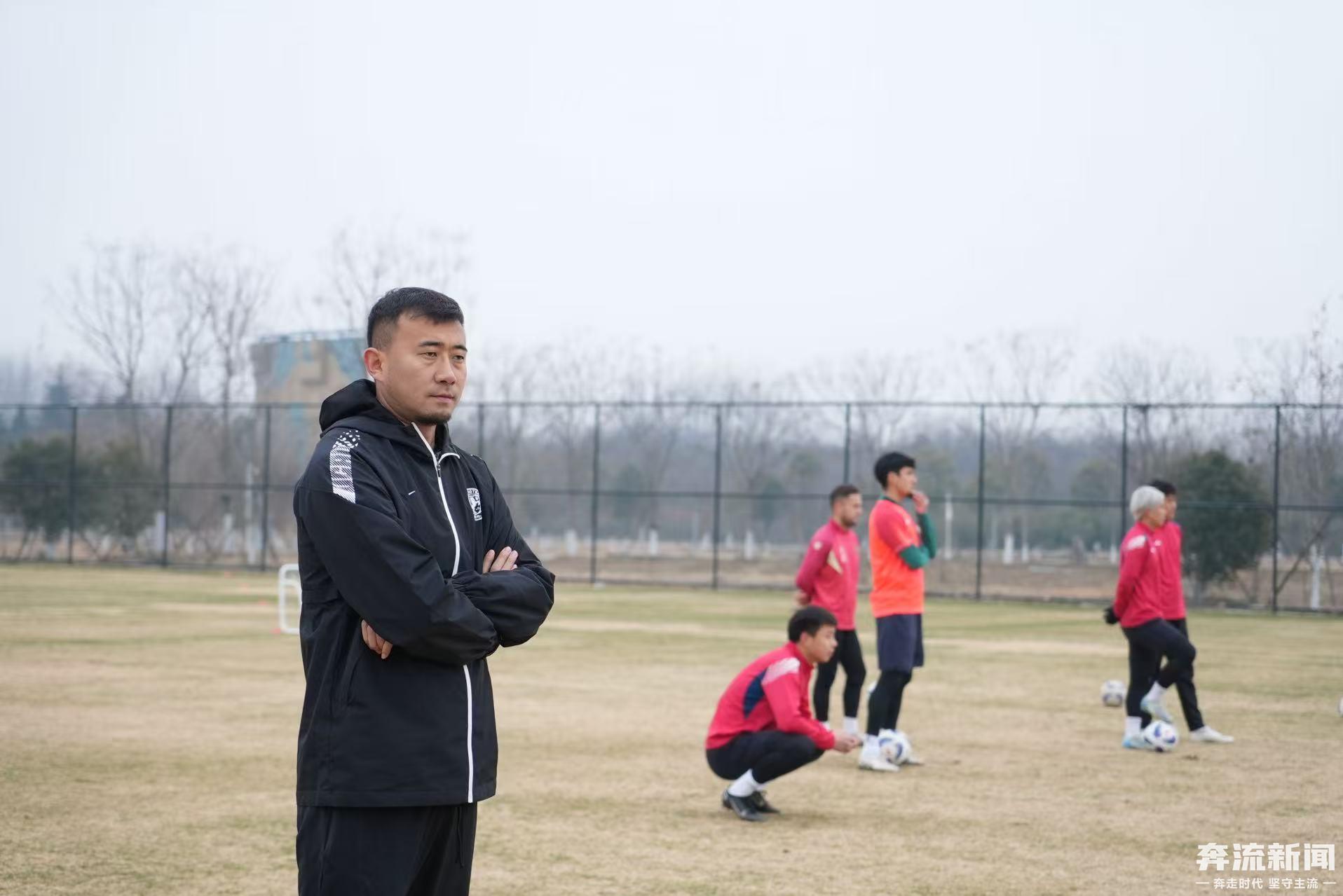 ▲兰州陇原足球俱乐部持有人周全儒在观看球员训练