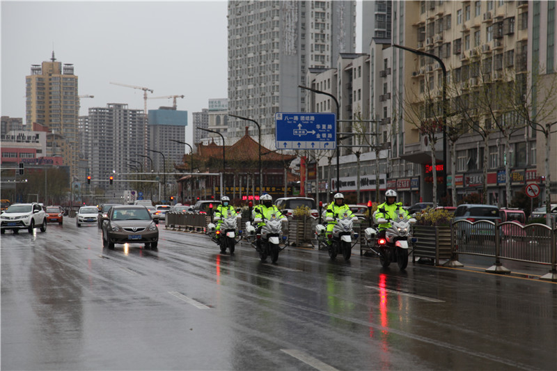 商丘交警雨中坚守“护学岗”“高峰岗” 全力以赴“保安全”“保畅通”