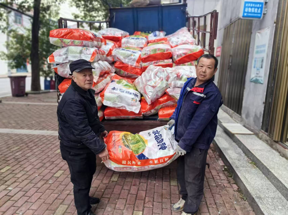 2月14日，进贤县李渡镇农技站装卸工人正在搬运早稻种子。（赵志珍 摄 ）