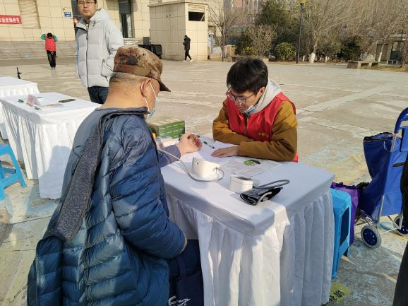 台东街道人和路社区联合青岛电视台举办“春潮2025健康市集”公益活动