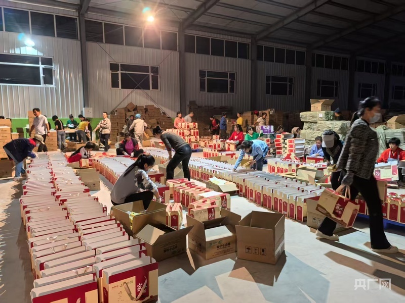 合作社工人正在打包小杂粮（央广网发　会宁县融媒体中心供图）